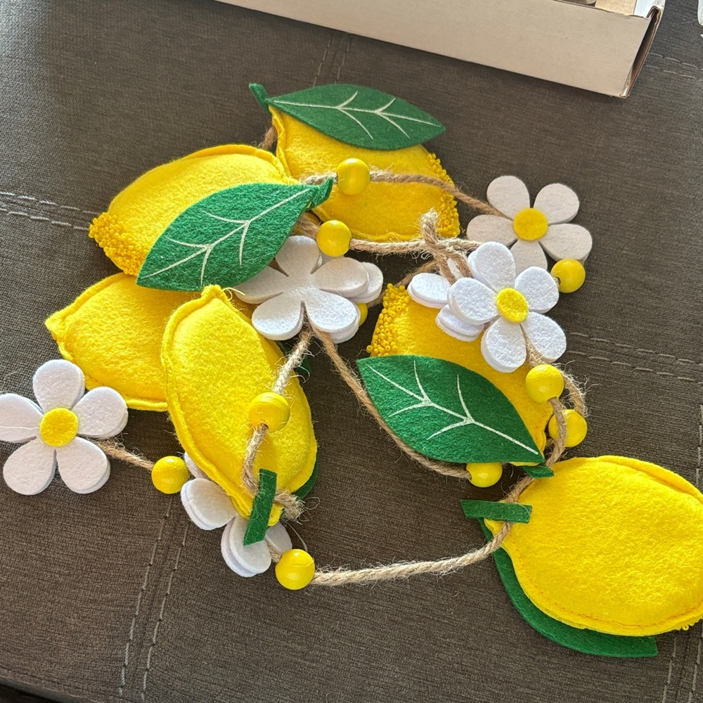 Lemon and Daisy Garland (70inches)